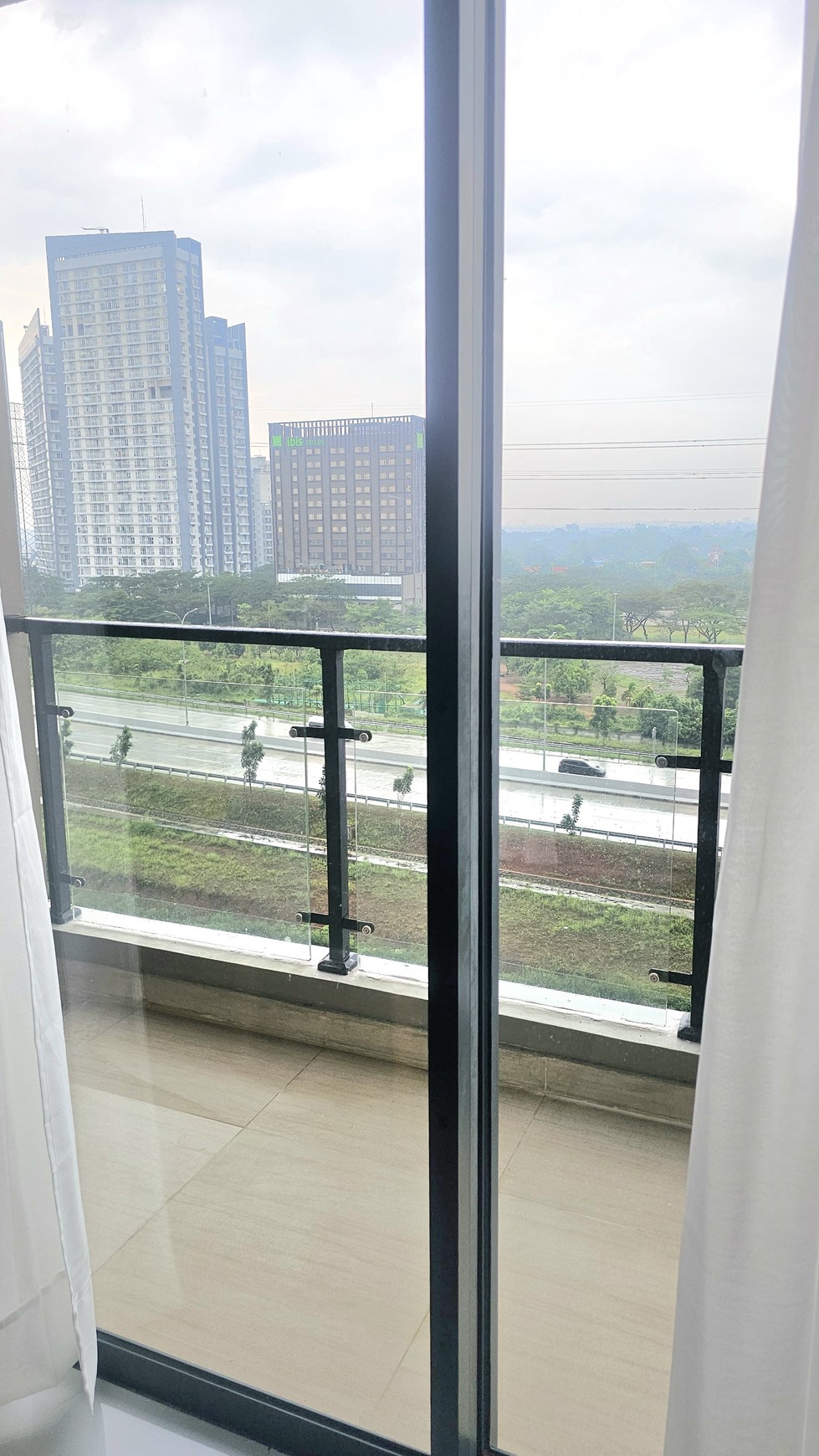 Apartemen Sky House BSD berada di samping mall aeon, dekat universitas, dan stasiun