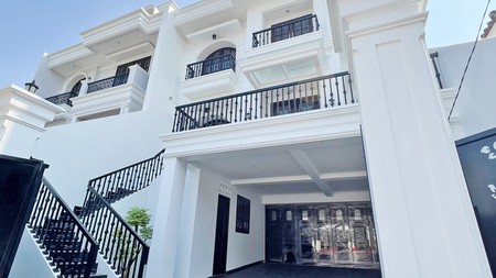 Dijual Rumah Mewah 3 Lantai Dengan Kolam Renang di Larangan Tangerang