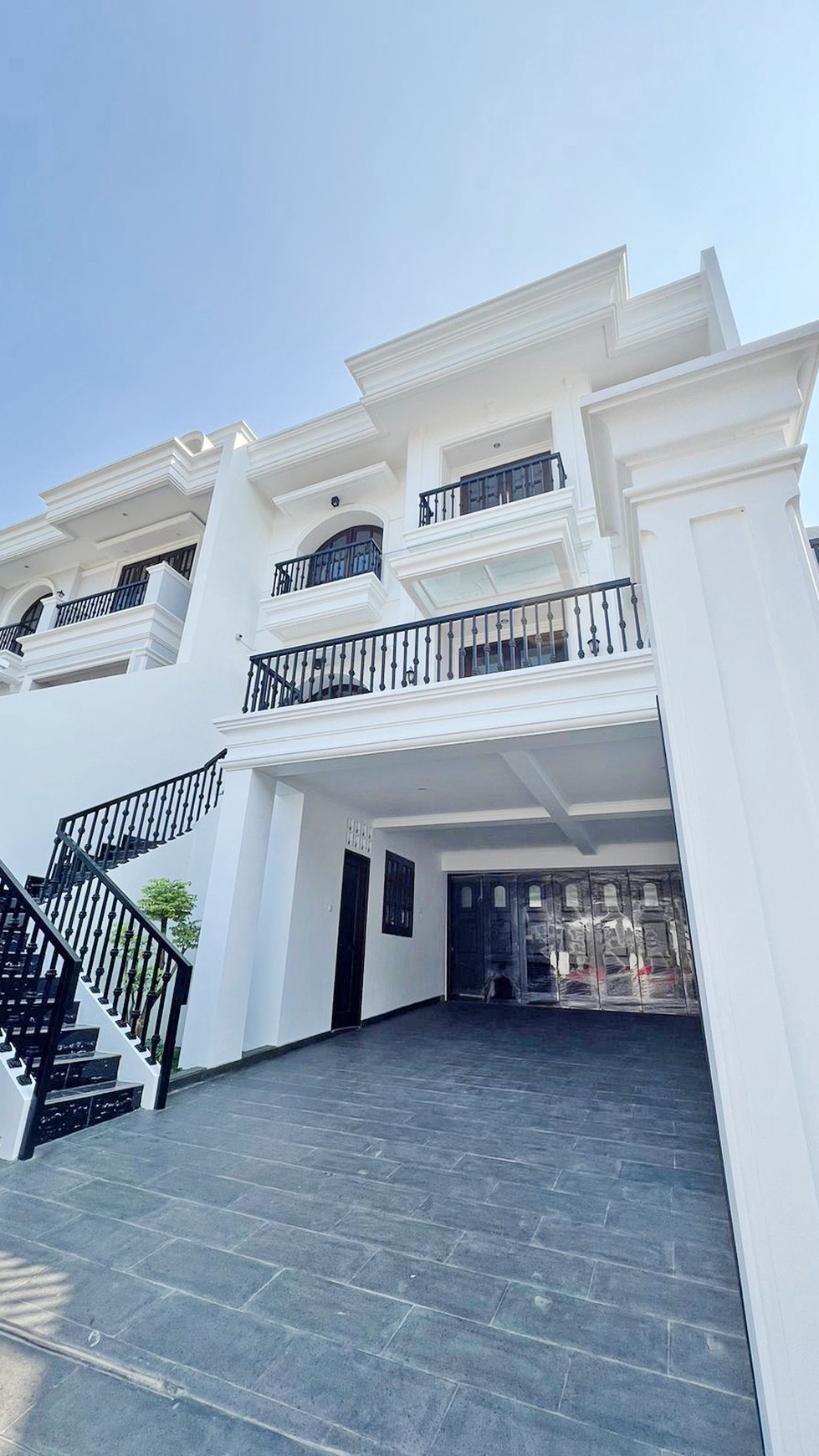 Dijual Rumah Mewah 3 Lantai Dengan Kolam Renang di Larangan Tangerang