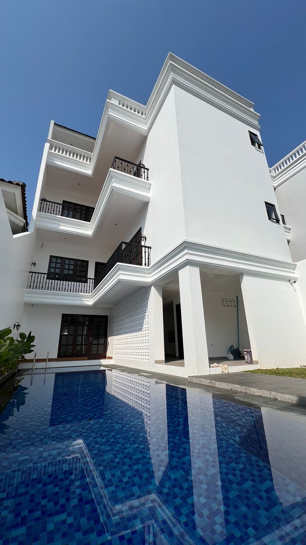 Dijual Rumah Mewah 3 Lantai Dengan Kolam Renang di Larangan Tangerang