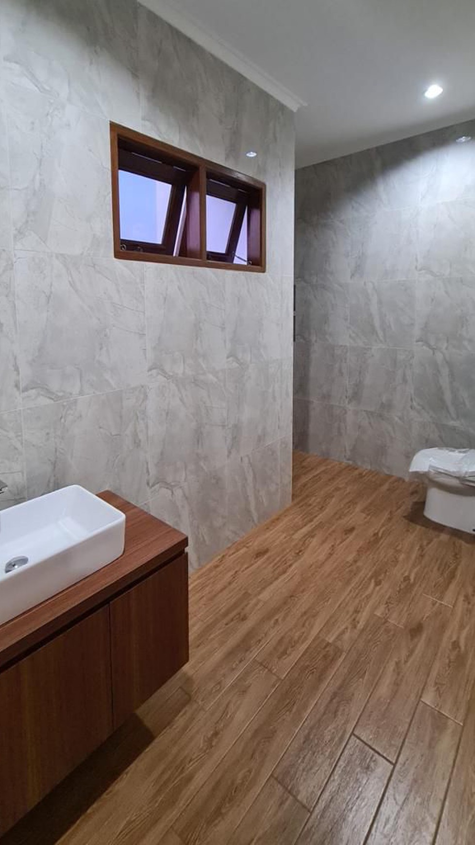 Dijual Rumah Mewah 3 Lantai Dengan Kolam Renang di Larangan Tangerang