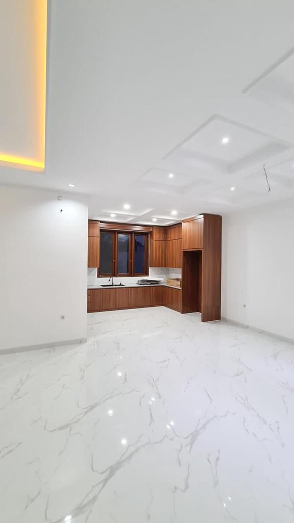 Dijual Rumah Mewah 3 Lantai Dengan Kolam Renang di Larangan Tangerang