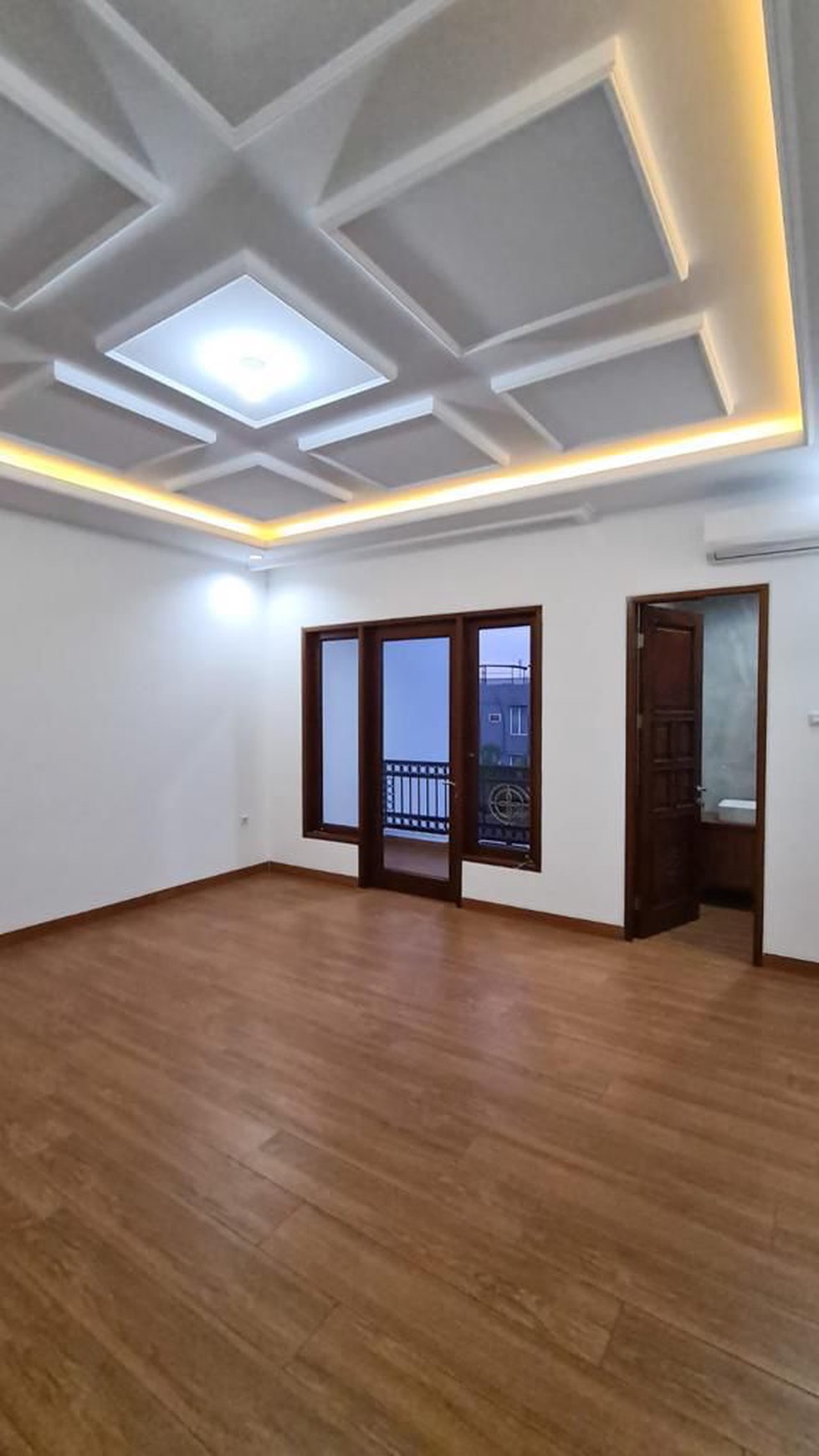 Dijual Rumah Mewah 3 Lantai Dengan Kolam Renang di Larangan Tangerang