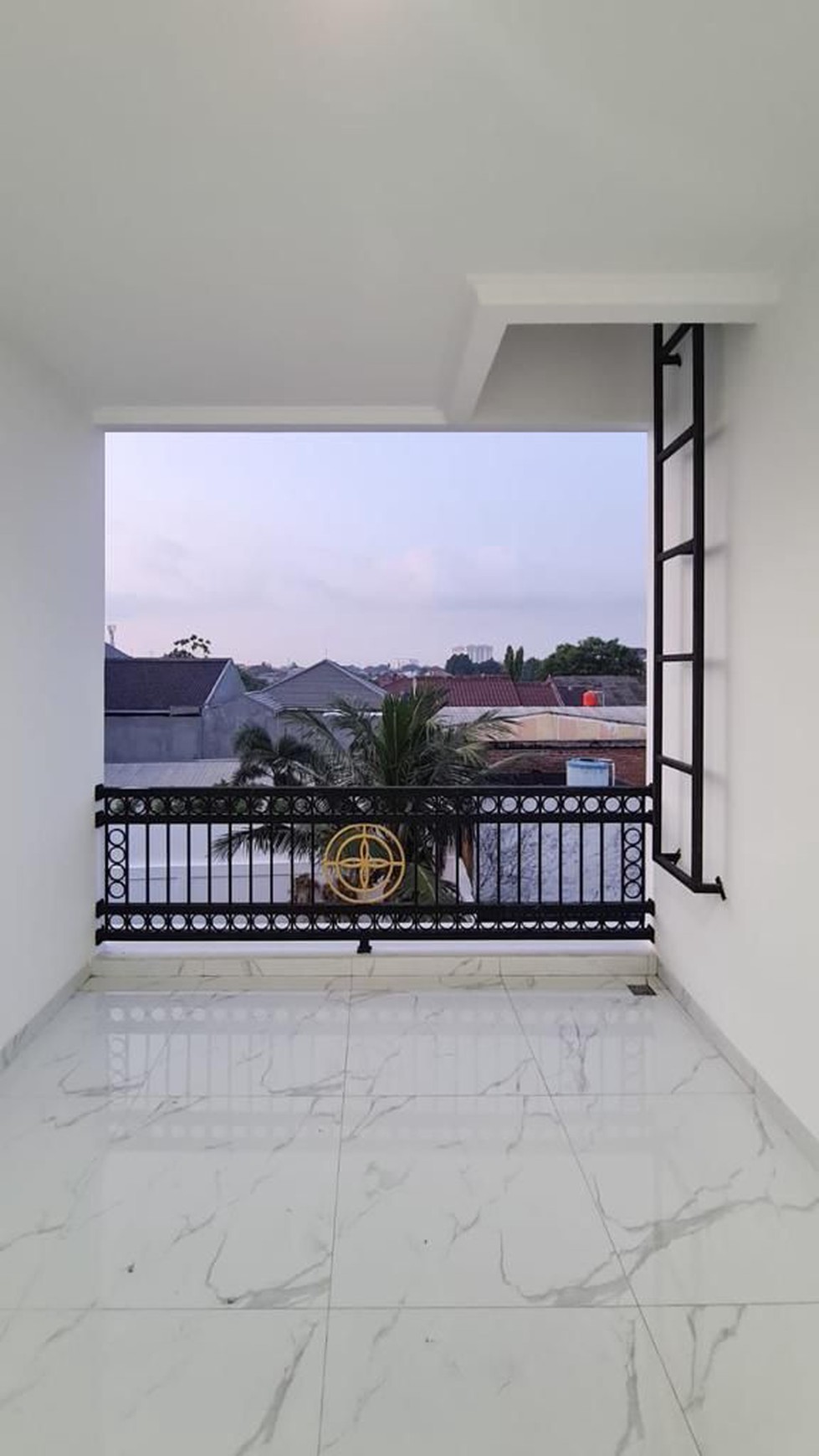 Dijual Rumah Mewah 3 Lantai Dengan Kolam Renang di Larangan Tangerang