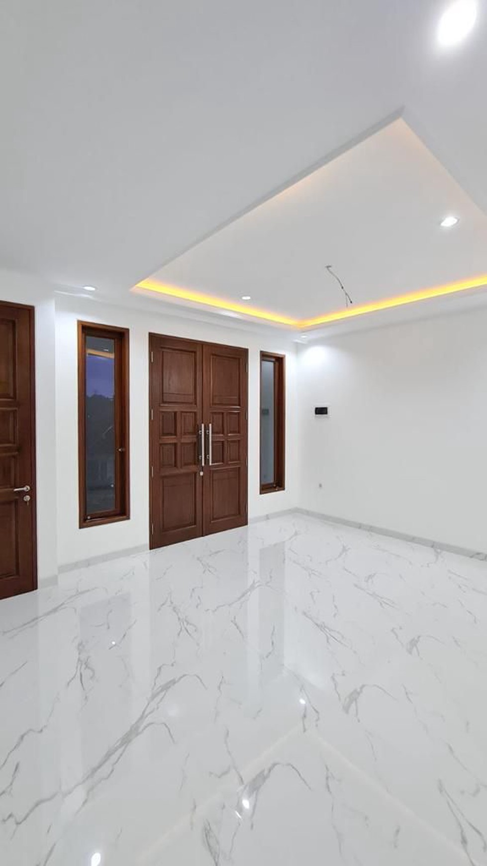 Dijual Rumah Mewah 3 Lantai Dengan Kolam Renang di Larangan Tangerang