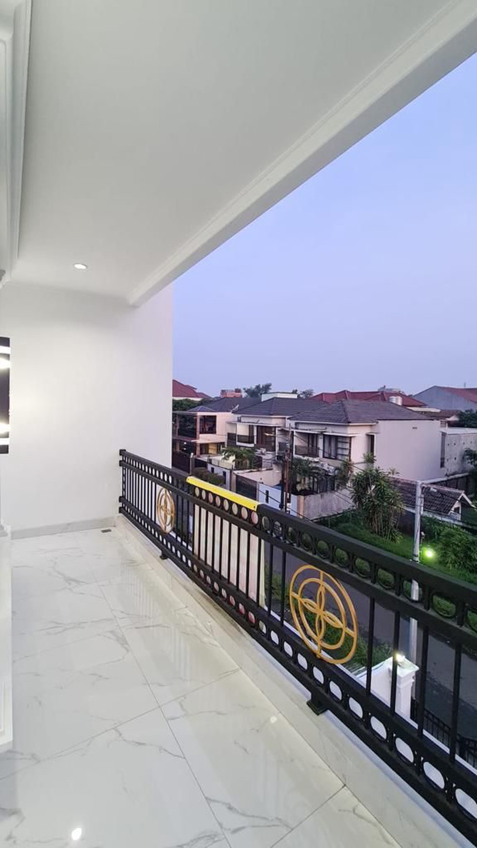 Dijual Rumah Mewah 3 Lantai Dengan Kolam Renang di Larangan Tangerang