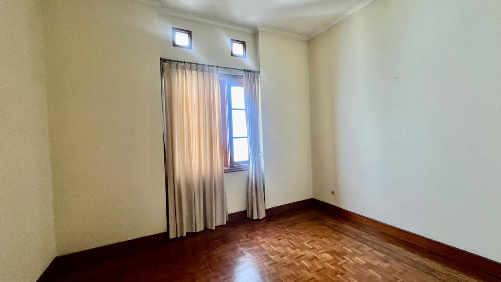 Townhouse cipete furnish fasilitas kolam renang lokasi dekat kemang dan kebayoran baru jakarta selatan 