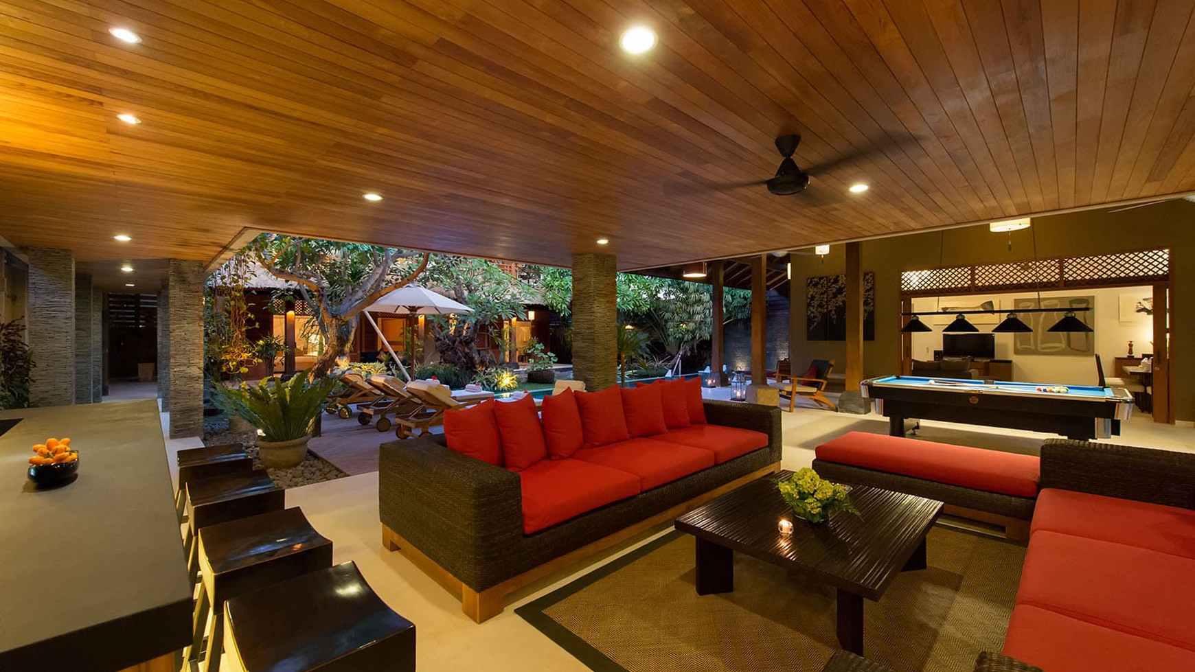 Freehold - Luxurious Balinese Retreat with Spacious Living, Lush Gardens, and Prime Seminyak Location