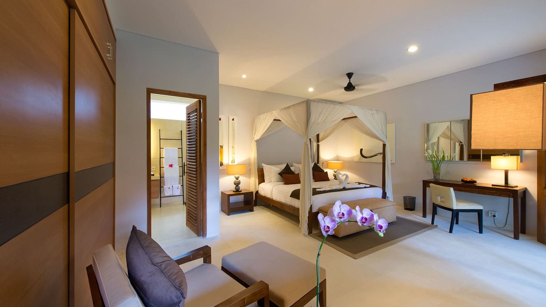 Freehold - Luxurious Balinese Retreat with Spacious Living, Lush Gardens, and Prime Seminyak Location