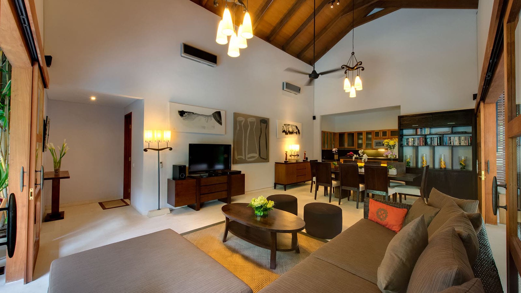 Freehold - Luxurious Balinese Retreat with Spacious Living, Lush Gardens, and Prime Seminyak Location