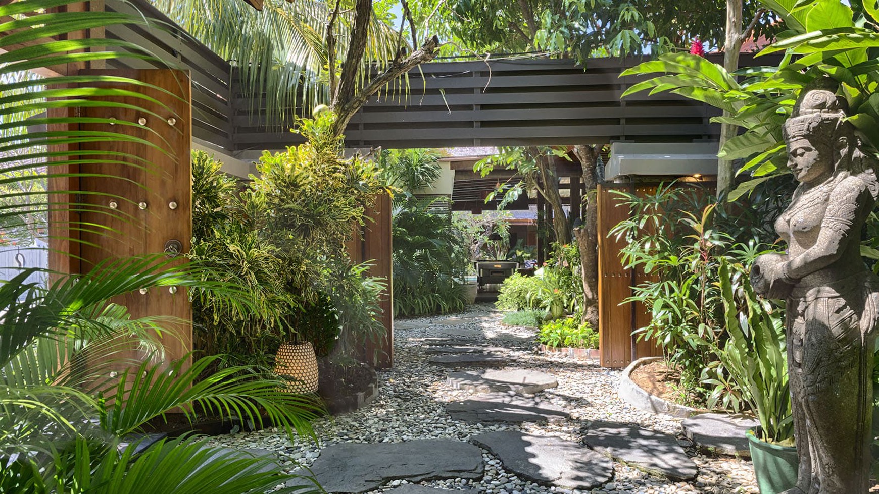 Freehold - Luxurious Balinese Retreat with Spacious Living, Lush Gardens, and Prime Seminyak Location