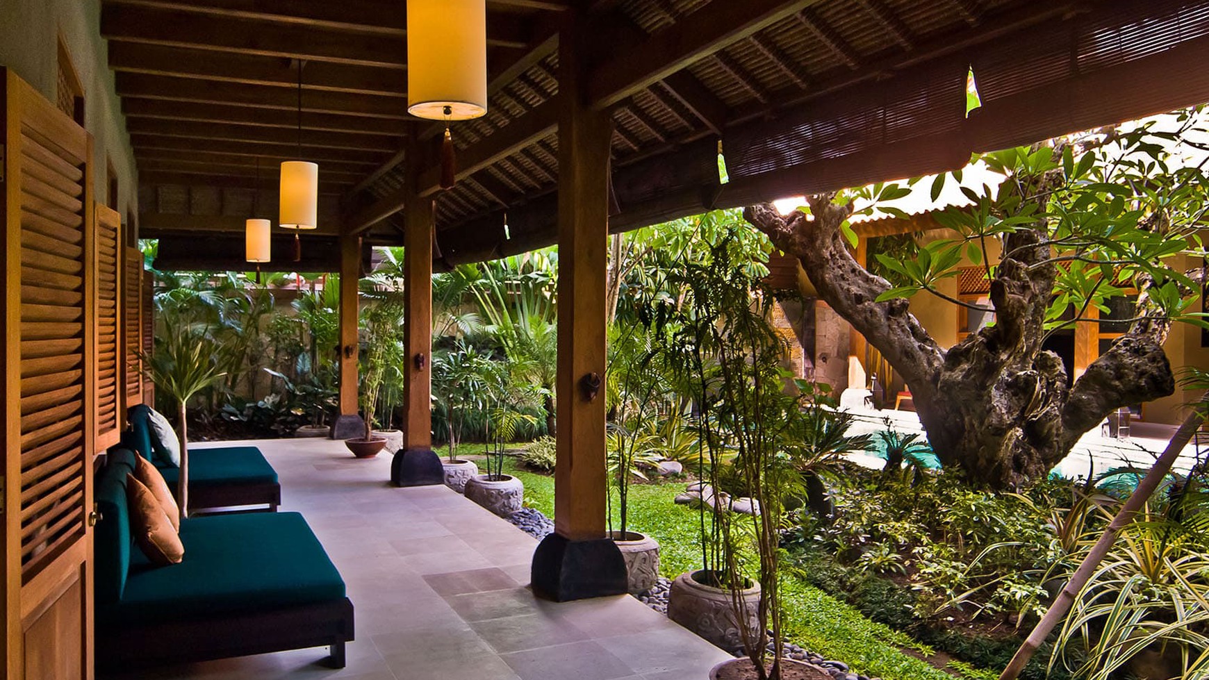 Freehold - Luxurious Balinese Retreat with Spacious Living, Lush Gardens, and Prime Seminyak Location