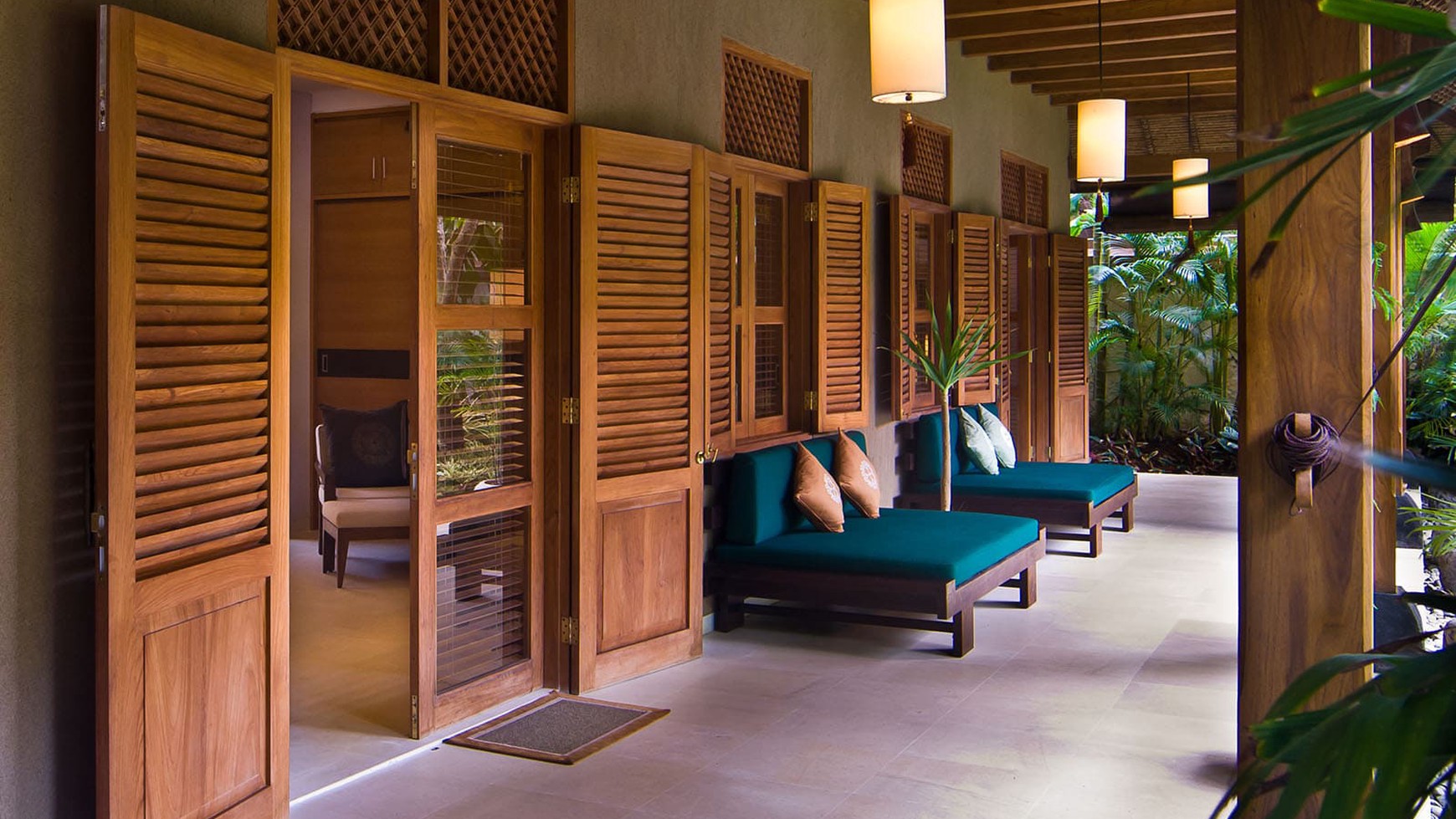 Freehold - Luxurious Balinese Retreat with Spacious Living, Lush Gardens, and Prime Seminyak Location