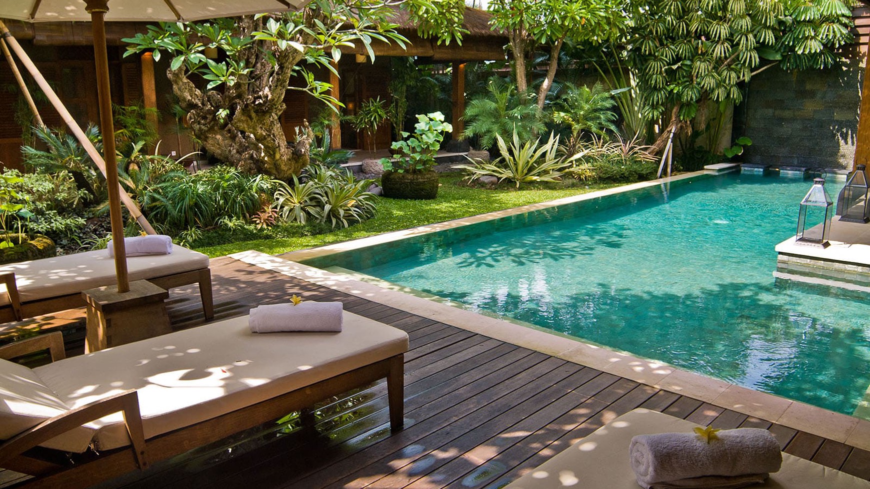 Freehold - Luxurious Balinese Retreat with Spacious Living, Lush Gardens, and Prime Seminyak Location