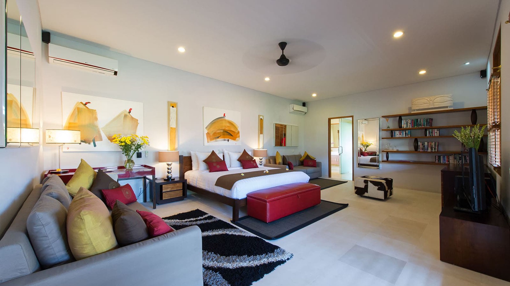 Freehold - Luxurious Balinese Retreat with Spacious Living, Lush Gardens, and Prime Seminyak Location