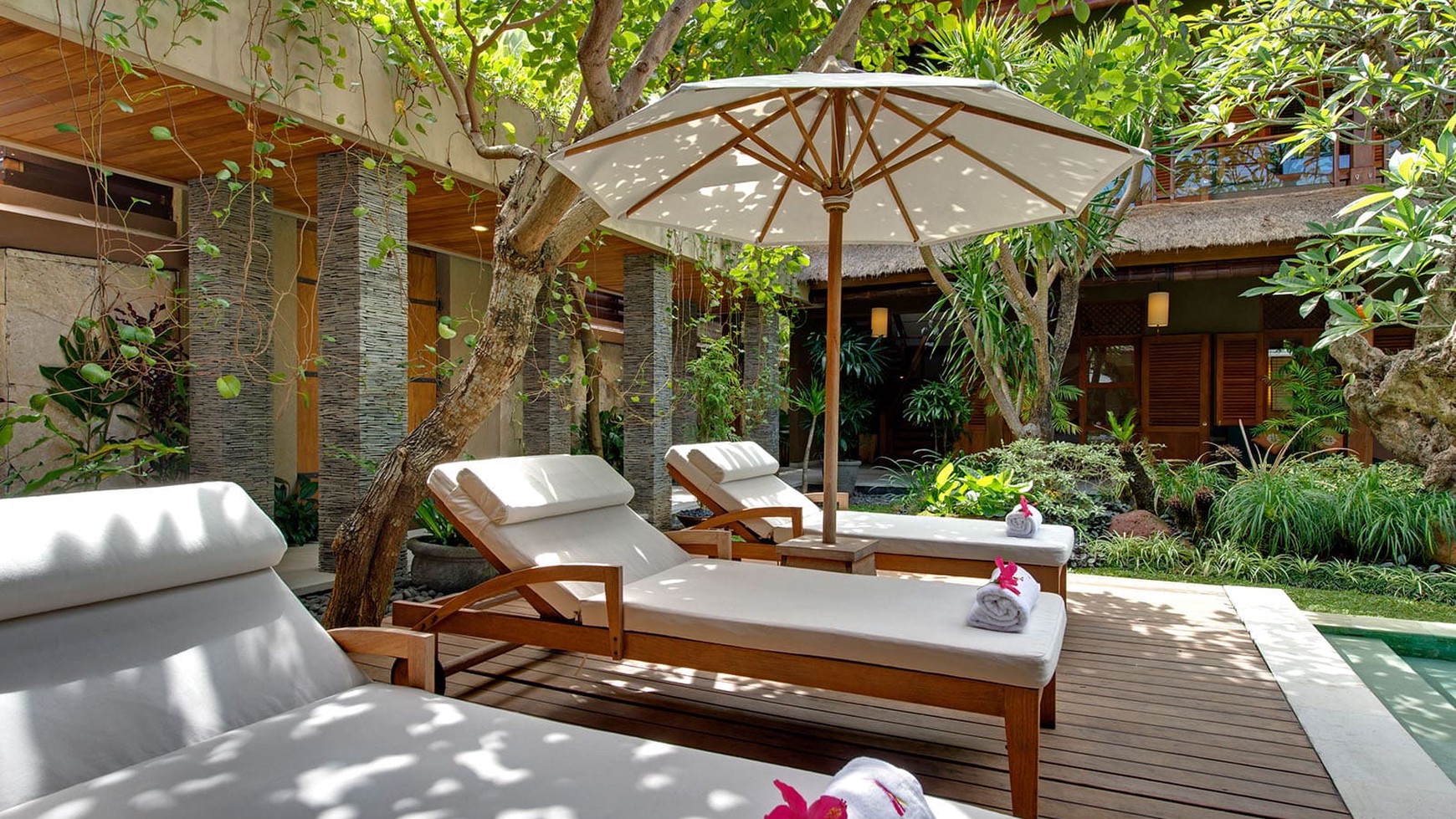 Freehold - Luxurious Balinese Retreat with Spacious Living, Lush Gardens, and Prime Seminyak Location