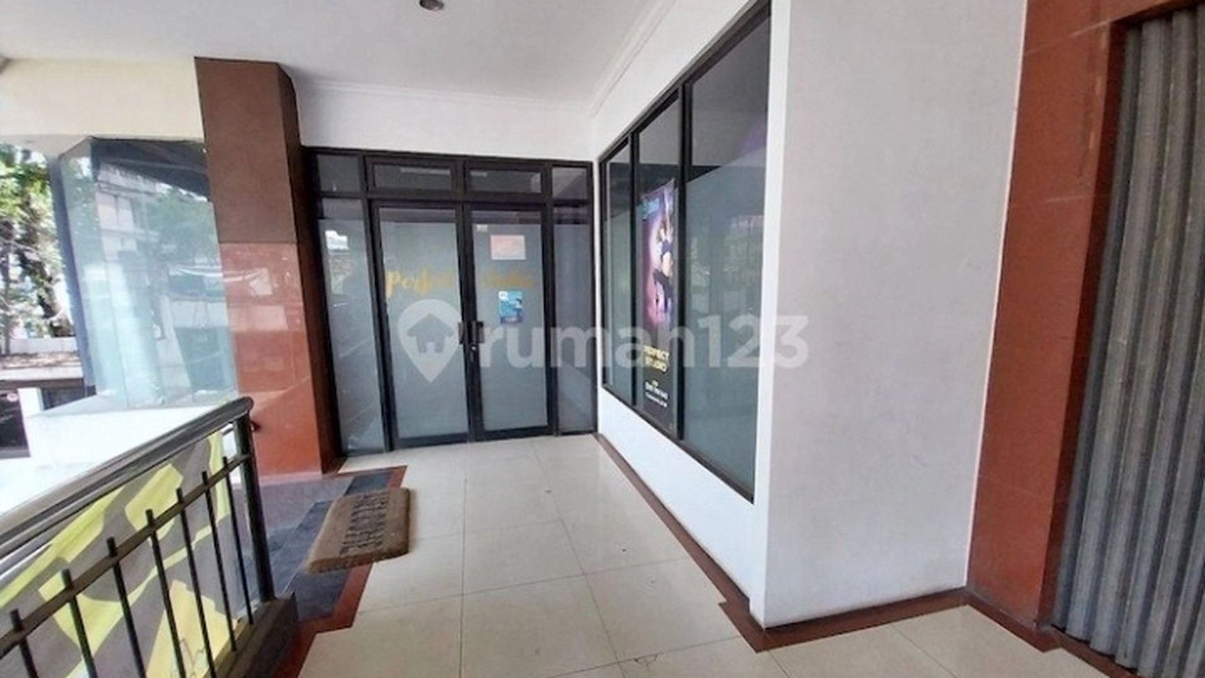 Ruang Usaha / Gedung Luas Strategis 3 Lantai di Jl Sedehana Kec Sukajadi Kota Bandung
