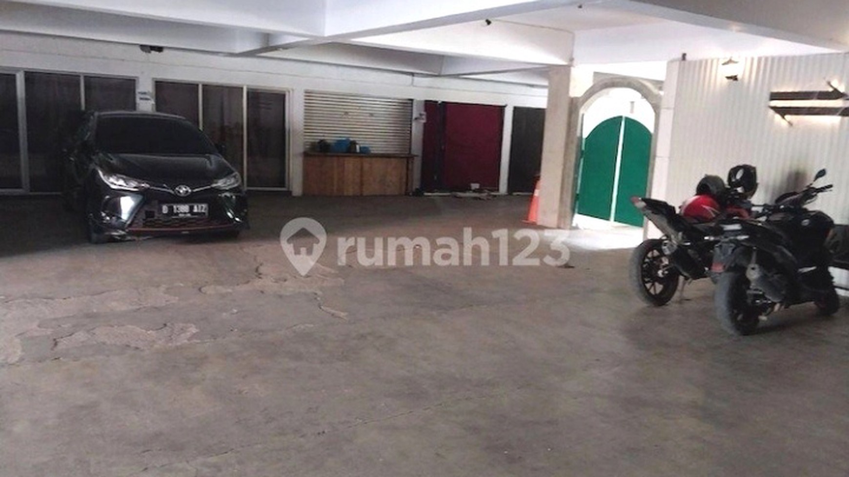 Ruang Usaha / Gedung Luas Strategis 3 Lantai di Jl Sedehana Kec Sukajadi Kota Bandung