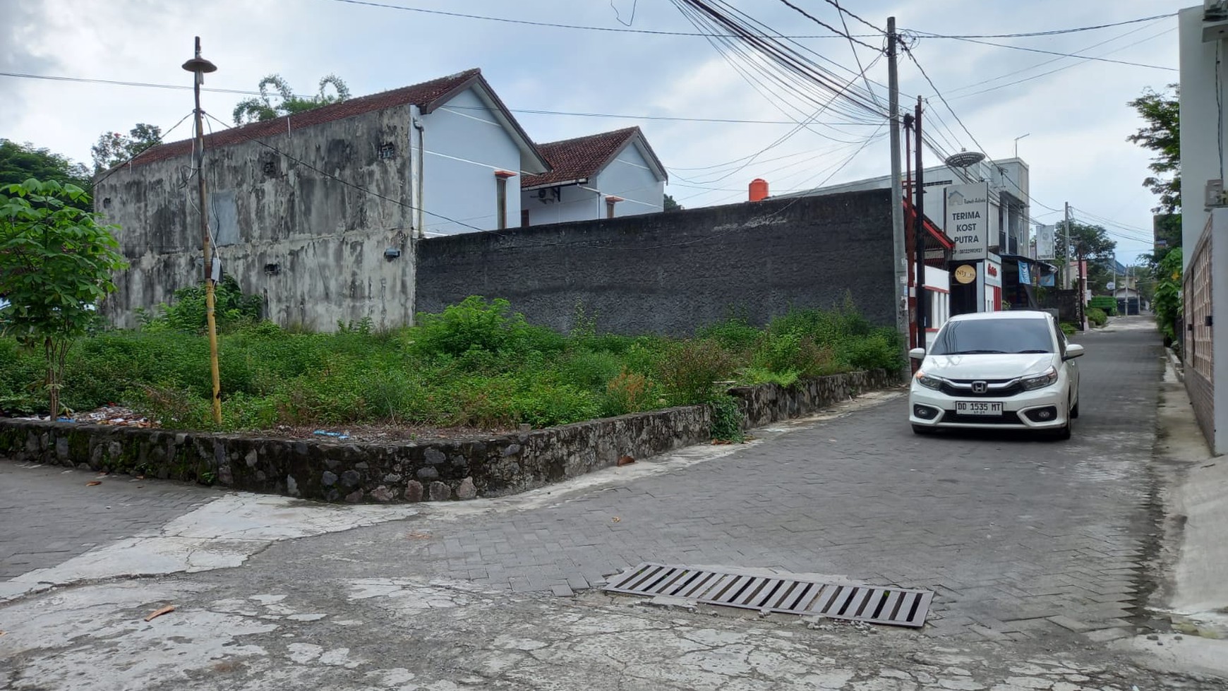 Tanah Hook di kawasan kos exclusive di Jalan Kaliurang KM 13 dekat Kampus UII 