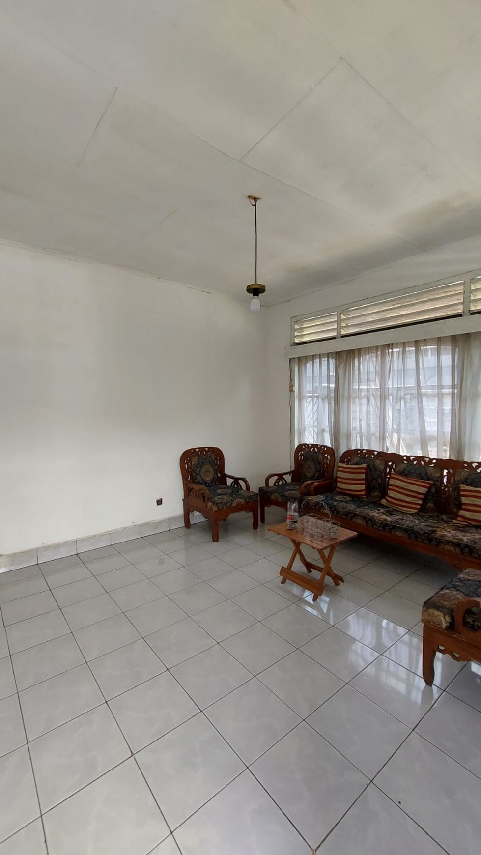 Rumah sudut halaman luas dalam kompleks Pertamina Pondok ranji .