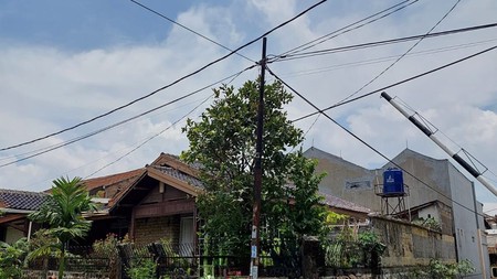 Rumah sudut halaman luas dalam kompleks Pertamina Pondok ranji .