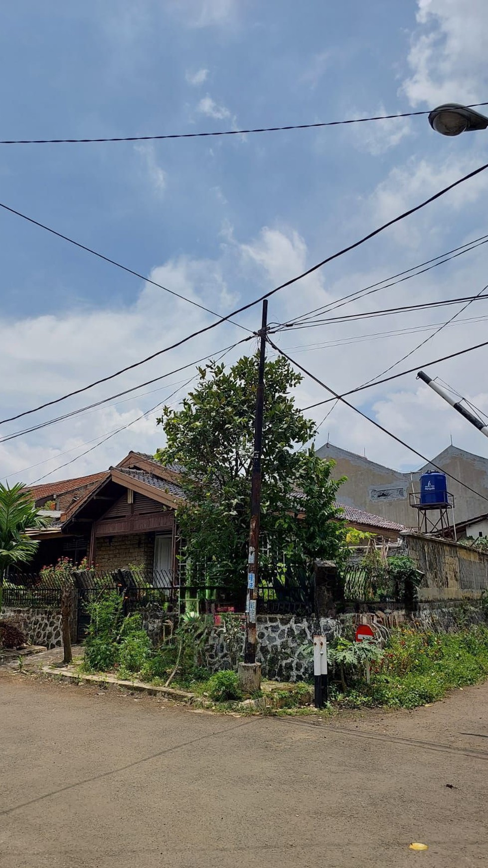 Rumah sudut halaman luas dalam kompleks Pertamina Pondok ranji .