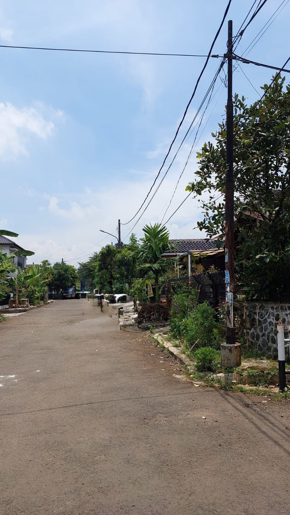 Rumah sudut halaman luas dalam kompleks Pertamina Pondok ranji .