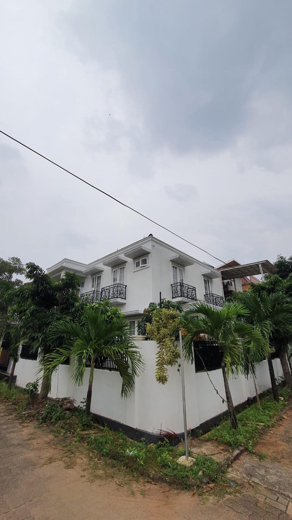 Disewakan Rumah Fully Furnished 2 Lantai Siap Huni di Jombang