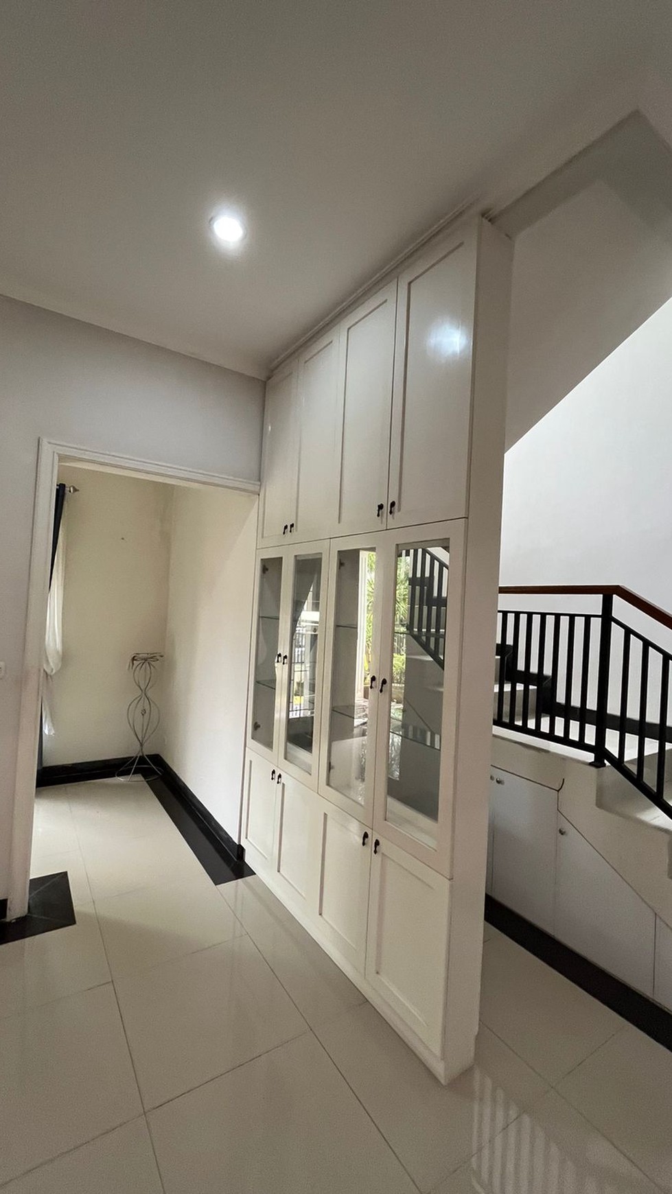 Disewakan Rumah Fully Furnished 2 Lantai Siap Huni di Jombang