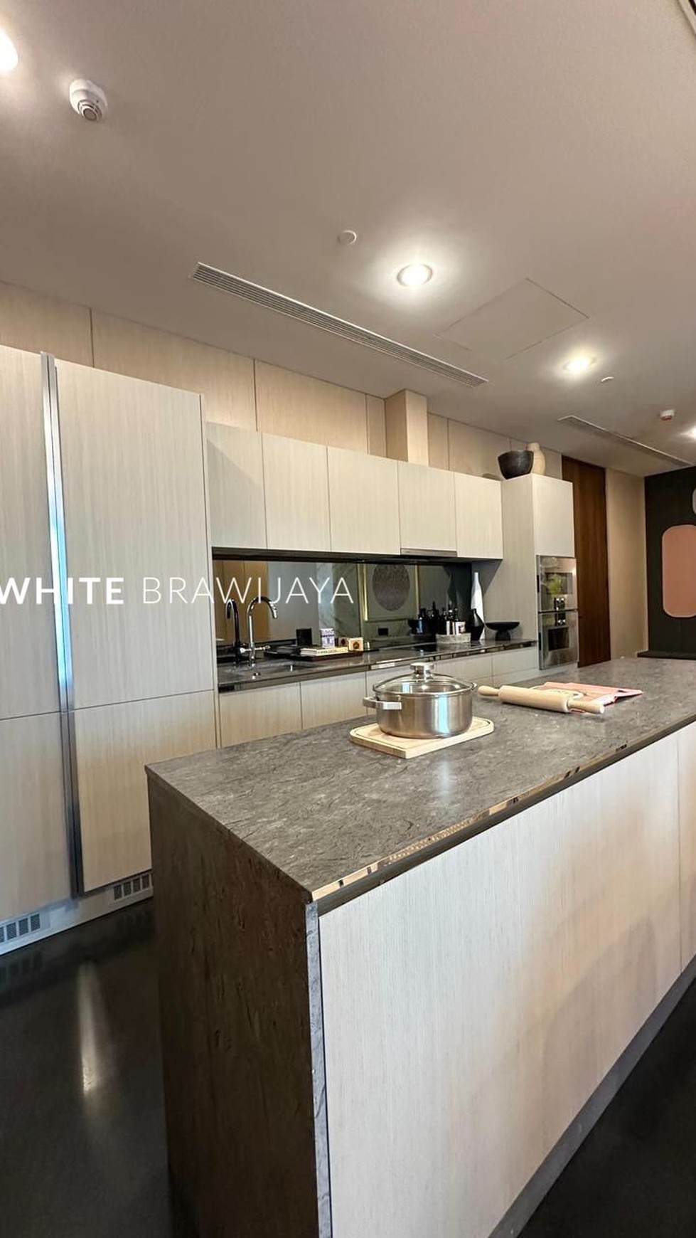 Savyavasa Darmawangsa New Luxurious Apartment