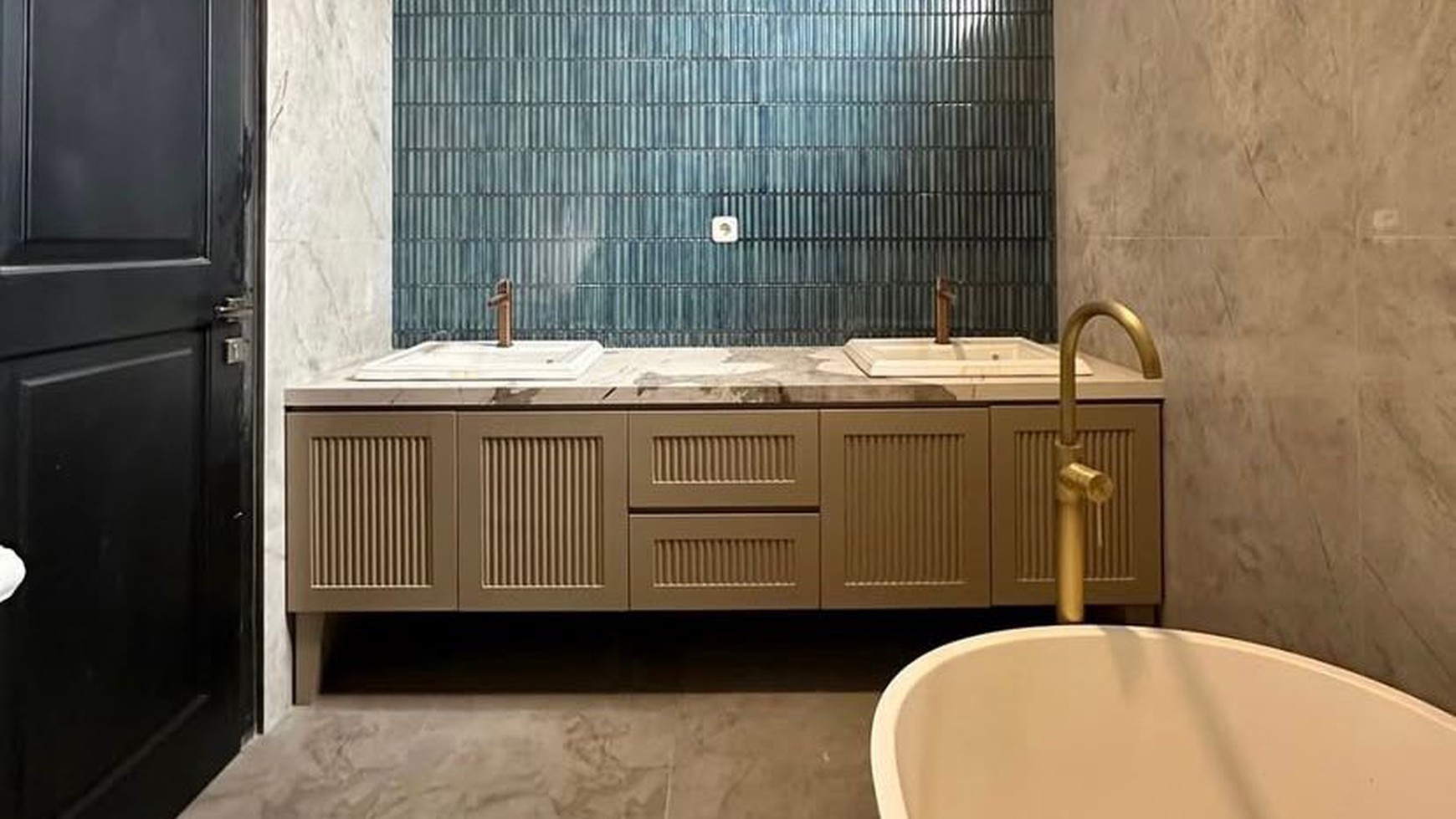 Rumah Baru,dalam ruangan luas,ada pool di Bintaro Jaya 3