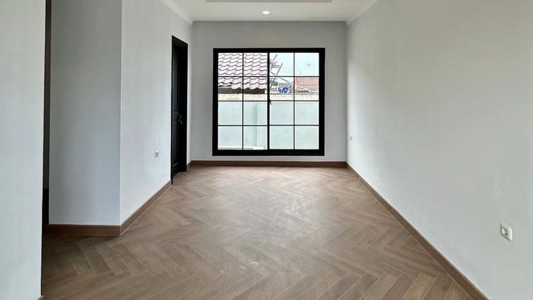 Rumah Baru,dalam ruangan luas,ada pool di Bintaro Jaya 3