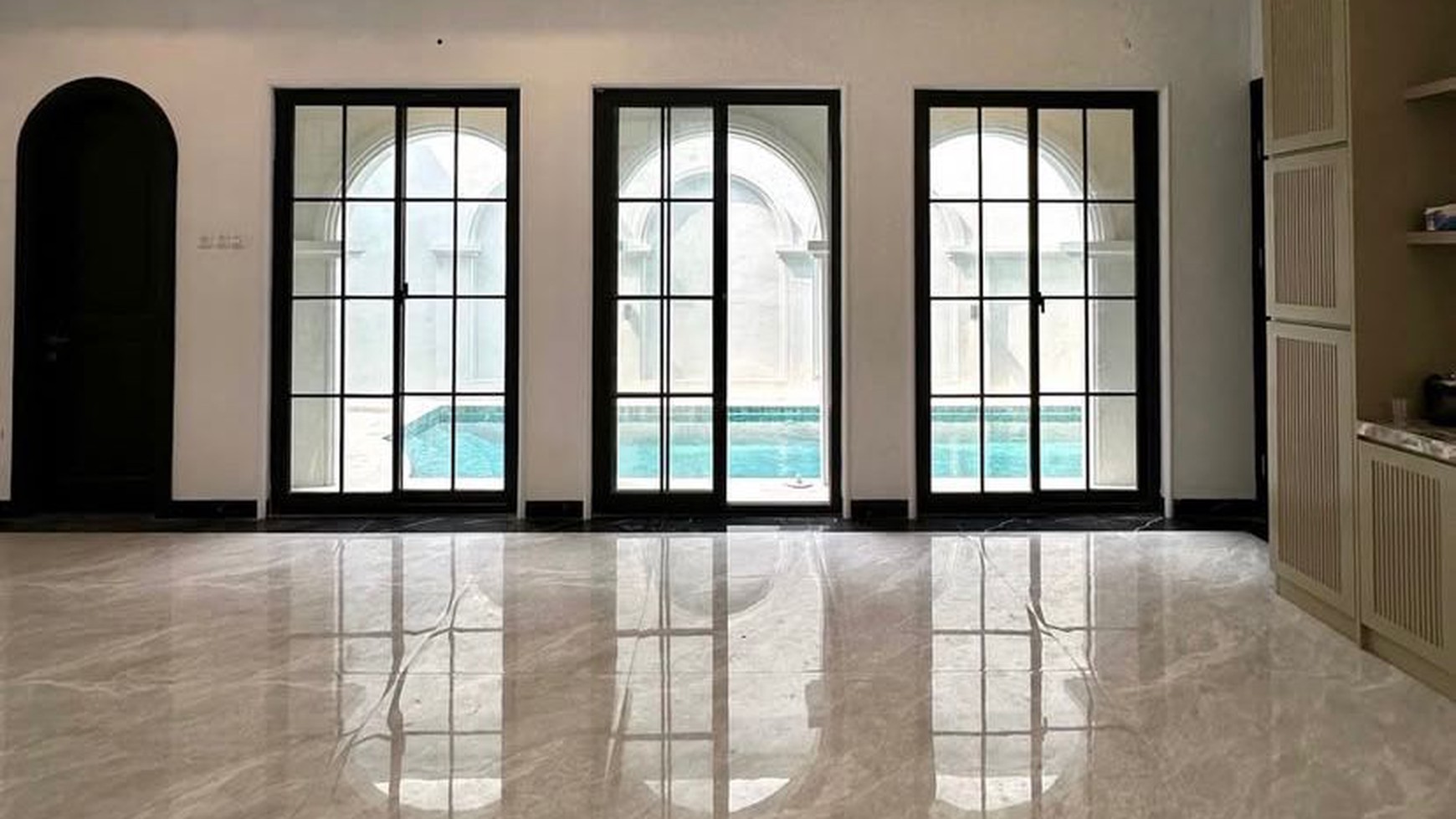 Rumah Baru,dalam ruangan luas,ada pool di Bintaro Jaya 3