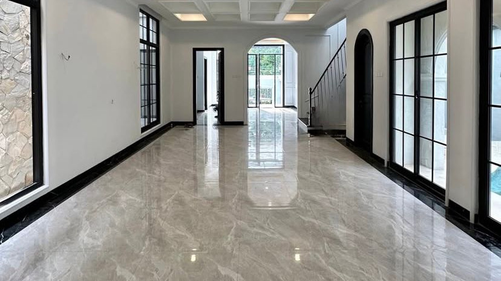 Rumah Baru,dalam ruangan luas,ada pool di Bintaro Jaya 3