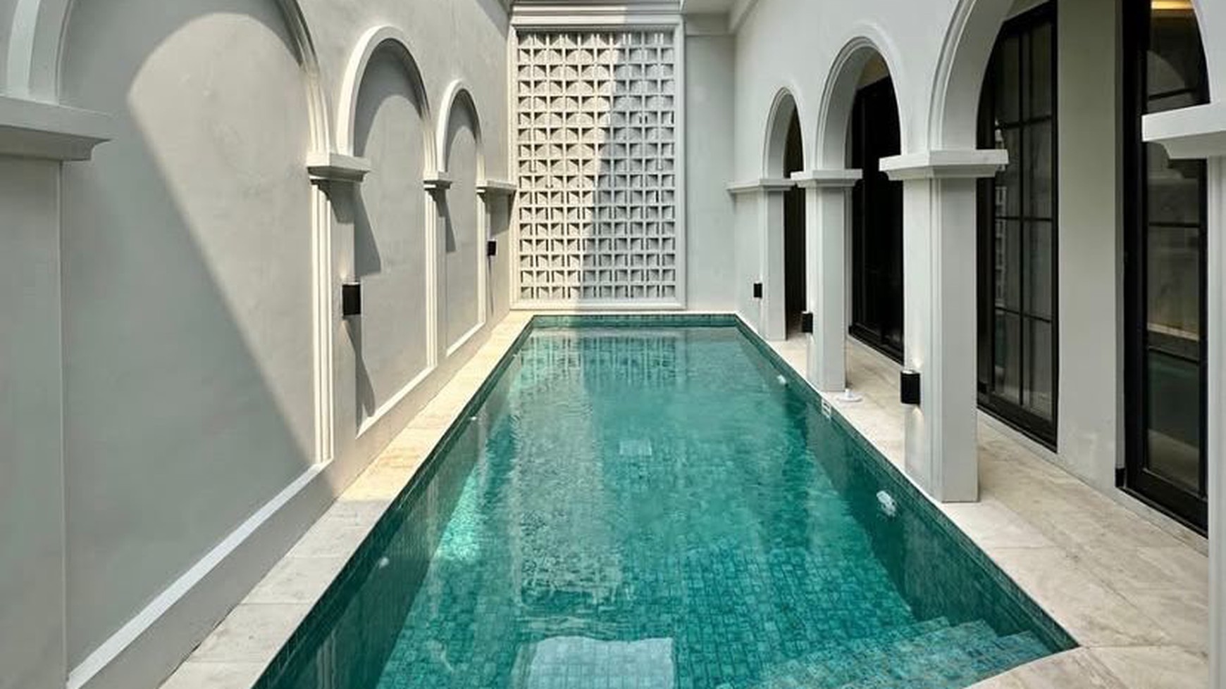 Rumah Baru,dalam ruangan luas,ada pool di Bintaro Jaya 3