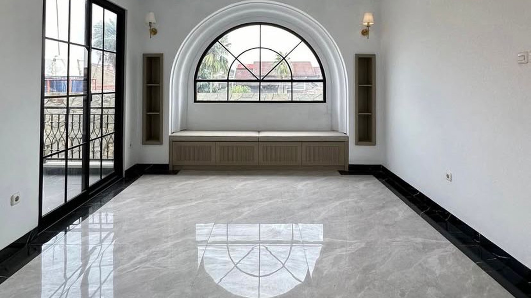 Rumah Baru,dalam ruangan luas,ada pool di Bintaro Jaya 3