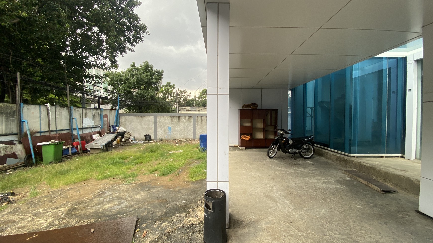 Gedung baru 4 lantai di menteng, jakarta pusat (Bare condition)