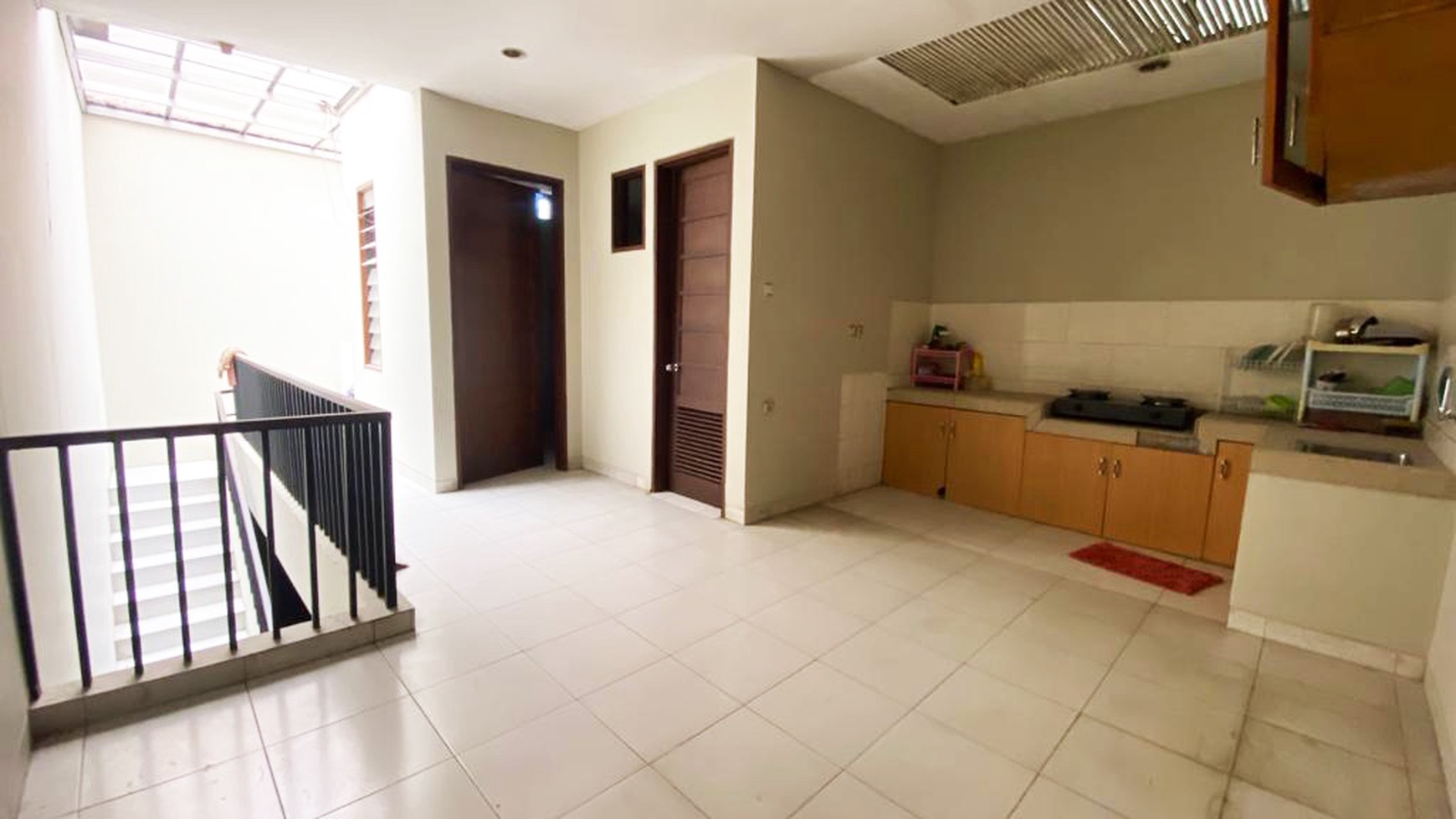 Rumah Mewah dan Strategis di Cempaka Putih - Dekat Taman Solo & Area Kuliner Favorit