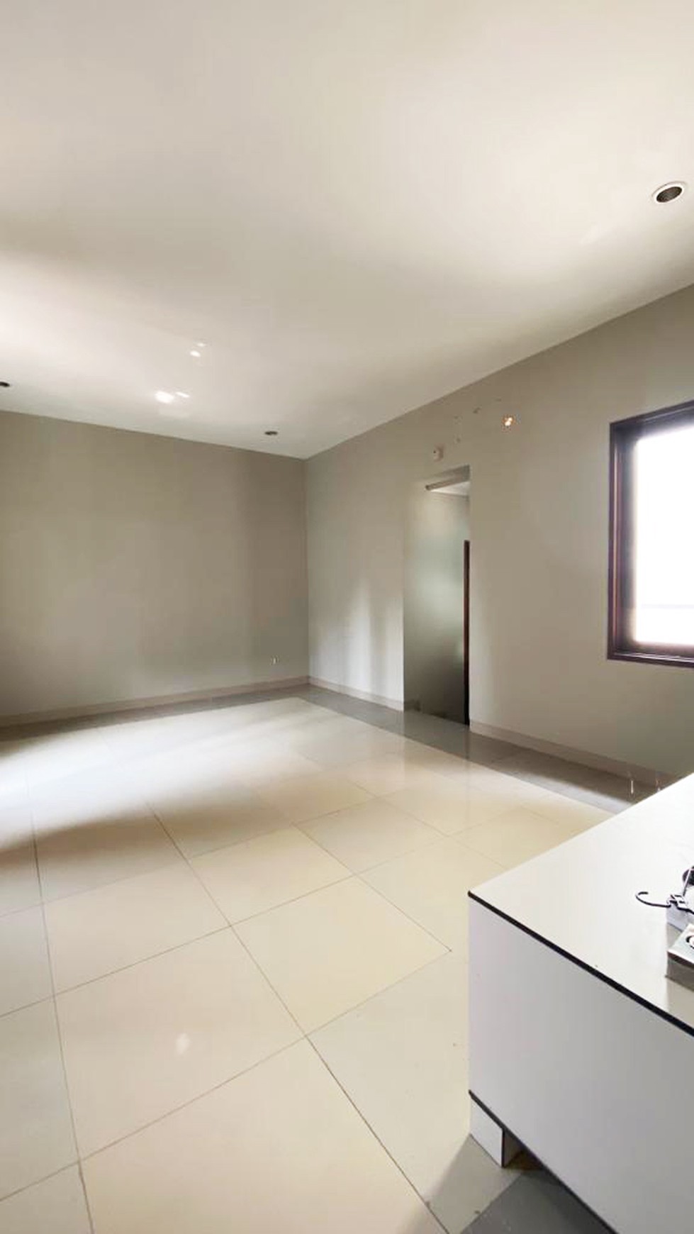 Rumah Mewah dan Strategis di Cempaka Putih - Dekat Taman Solo & Area Kuliner Favorit