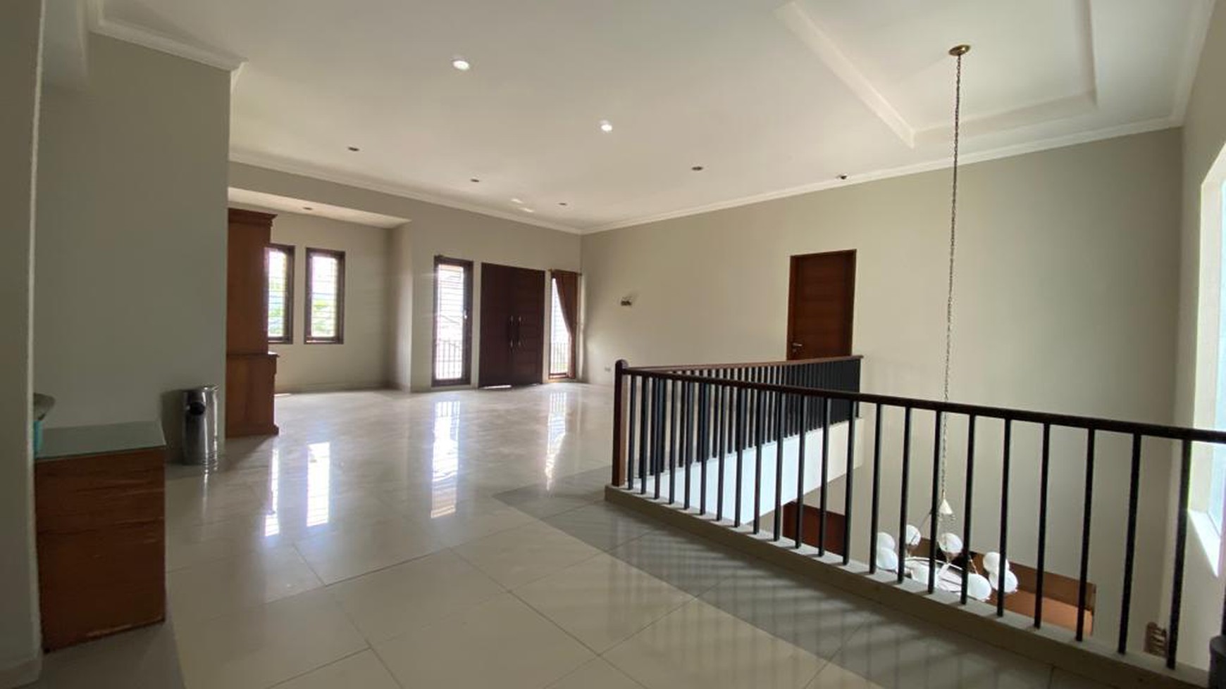 Rumah Mewah dan Strategis di Cempaka Putih - Dekat Taman Solo & Area Kuliner Favorit