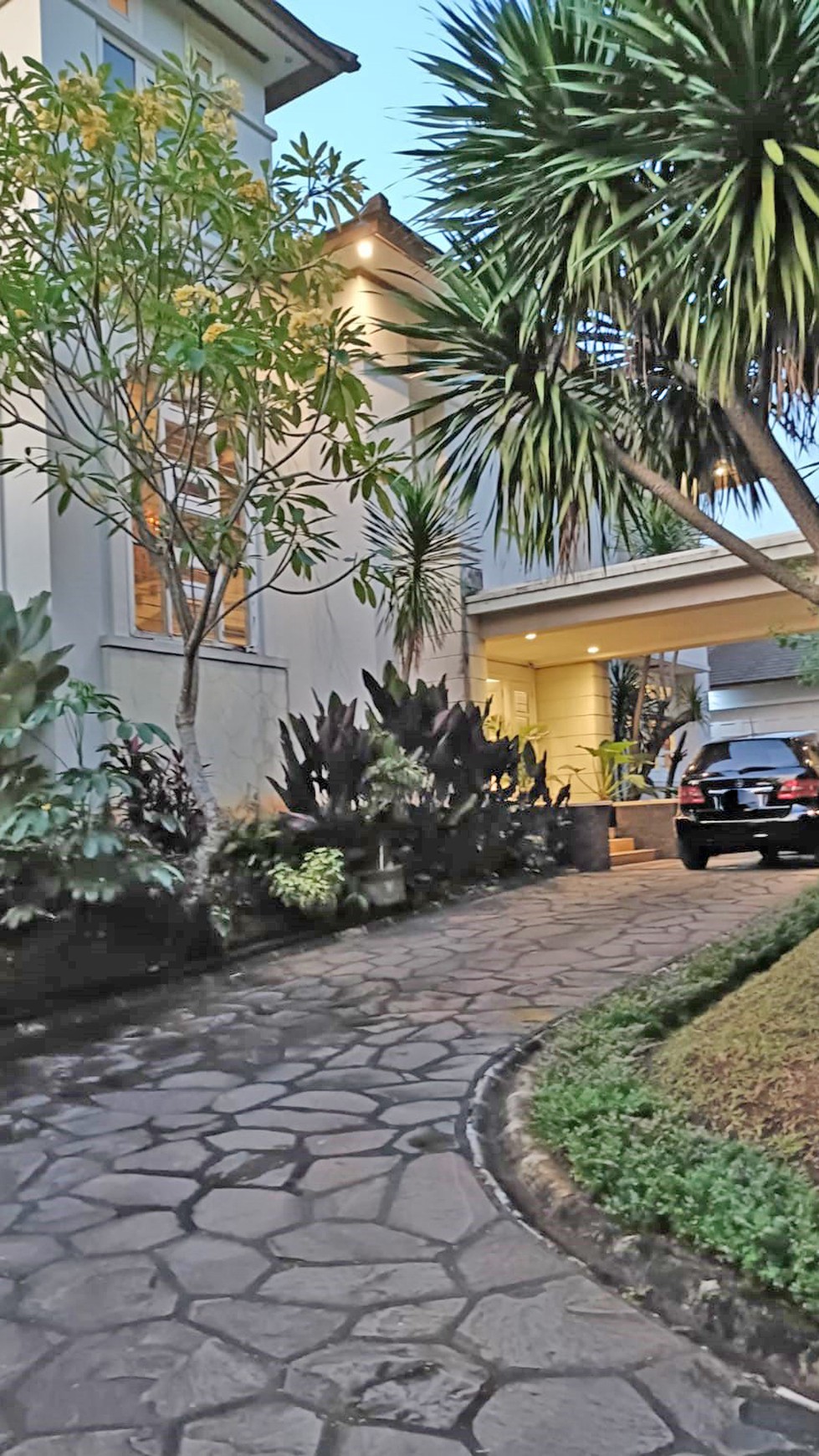 Rumah Mewah ada Pool di River Park Bintaro Sektor 8