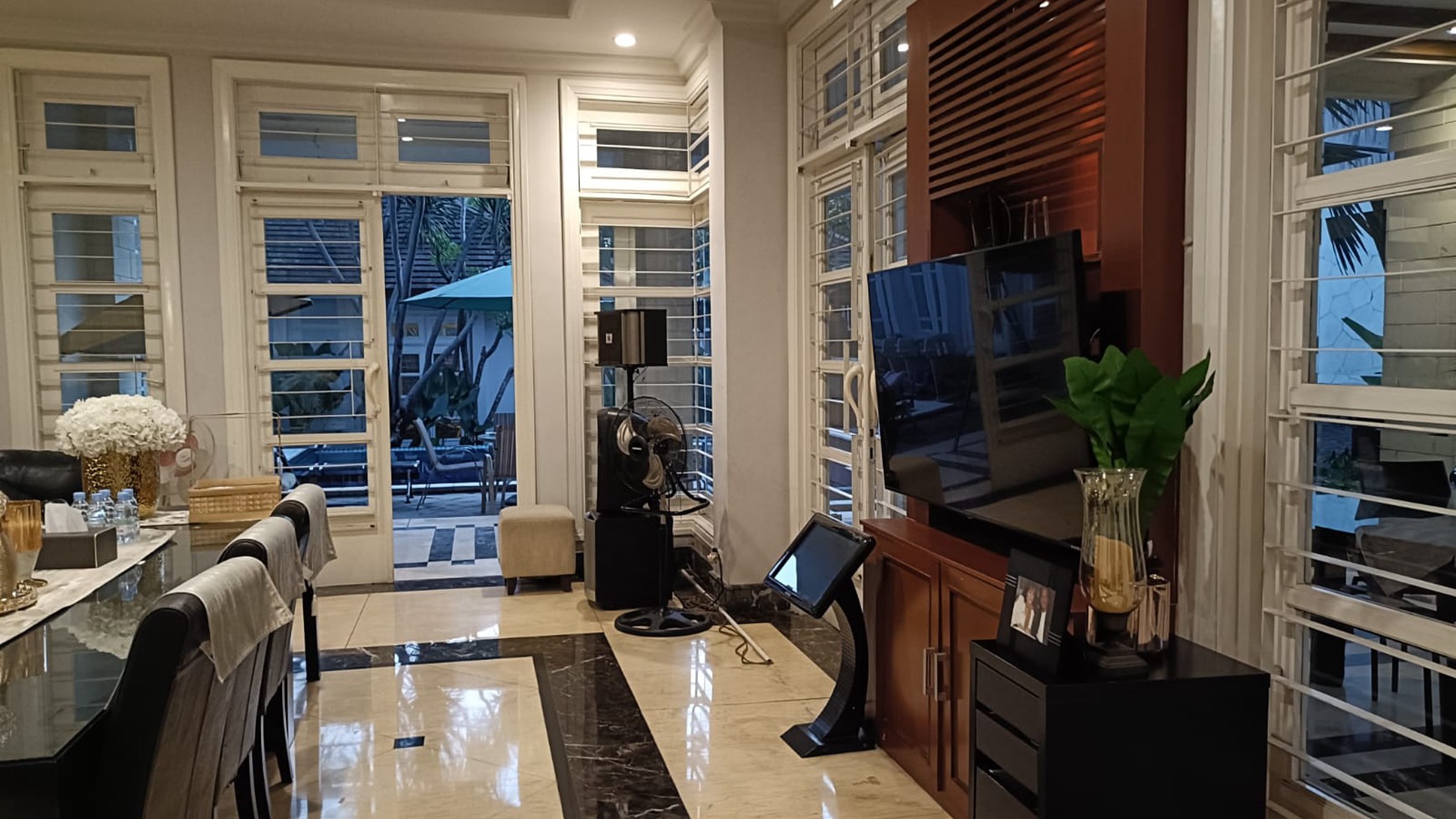 Rumah Mewah ada Pool di River Park Bintaro Sektor 8