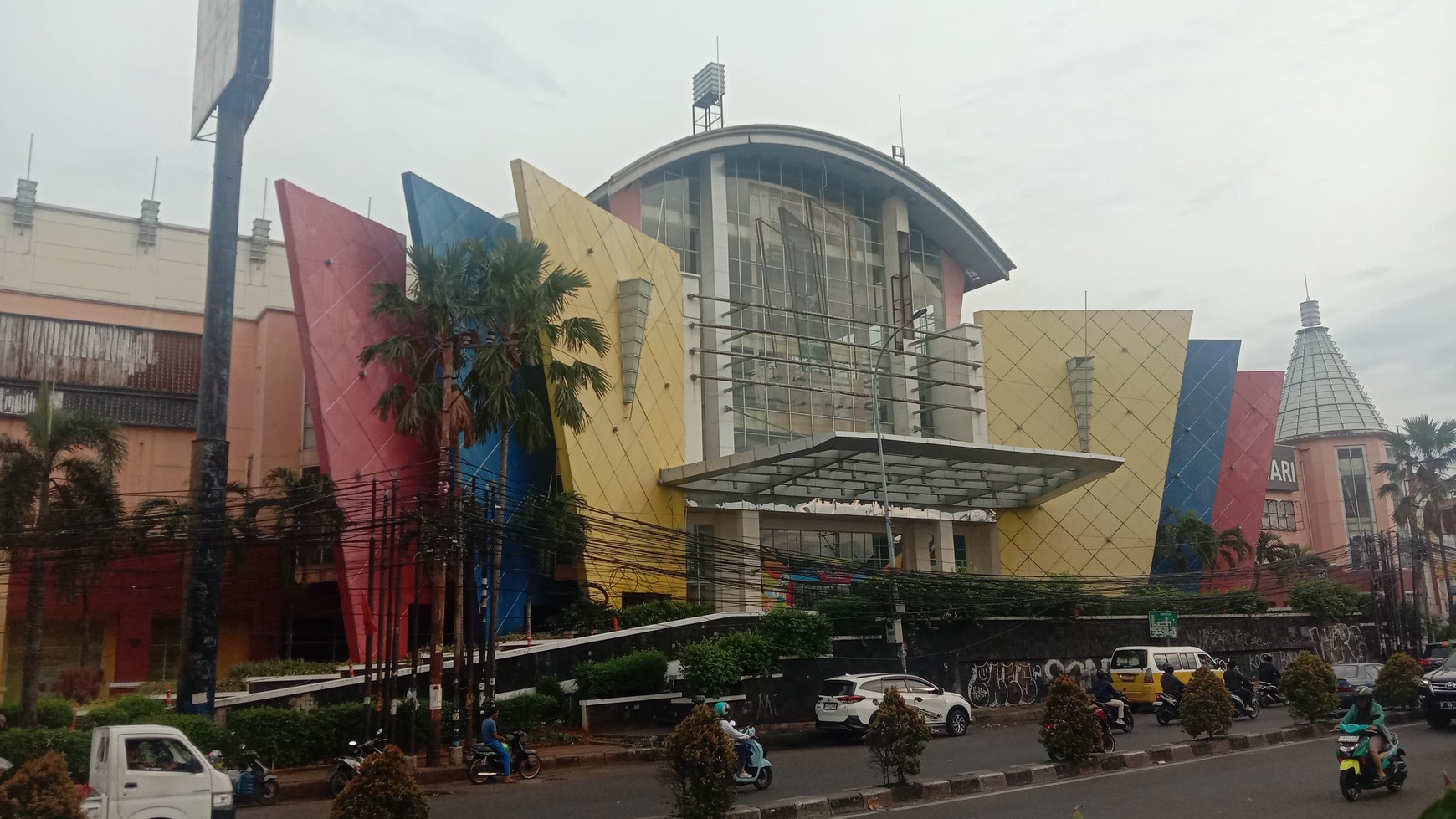 Dijual Ruang Usaha Lokasi Strategis dan Kawasan Ramai di CBD Ciledug