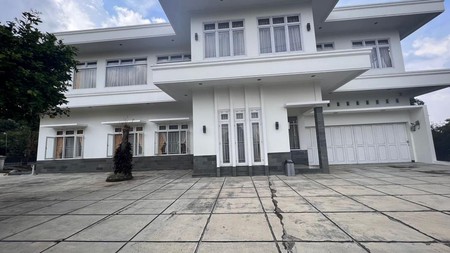 Dijual Villa Daerah Strategis di Jalan Raya Puncak, Gadog, Jawa Barat 