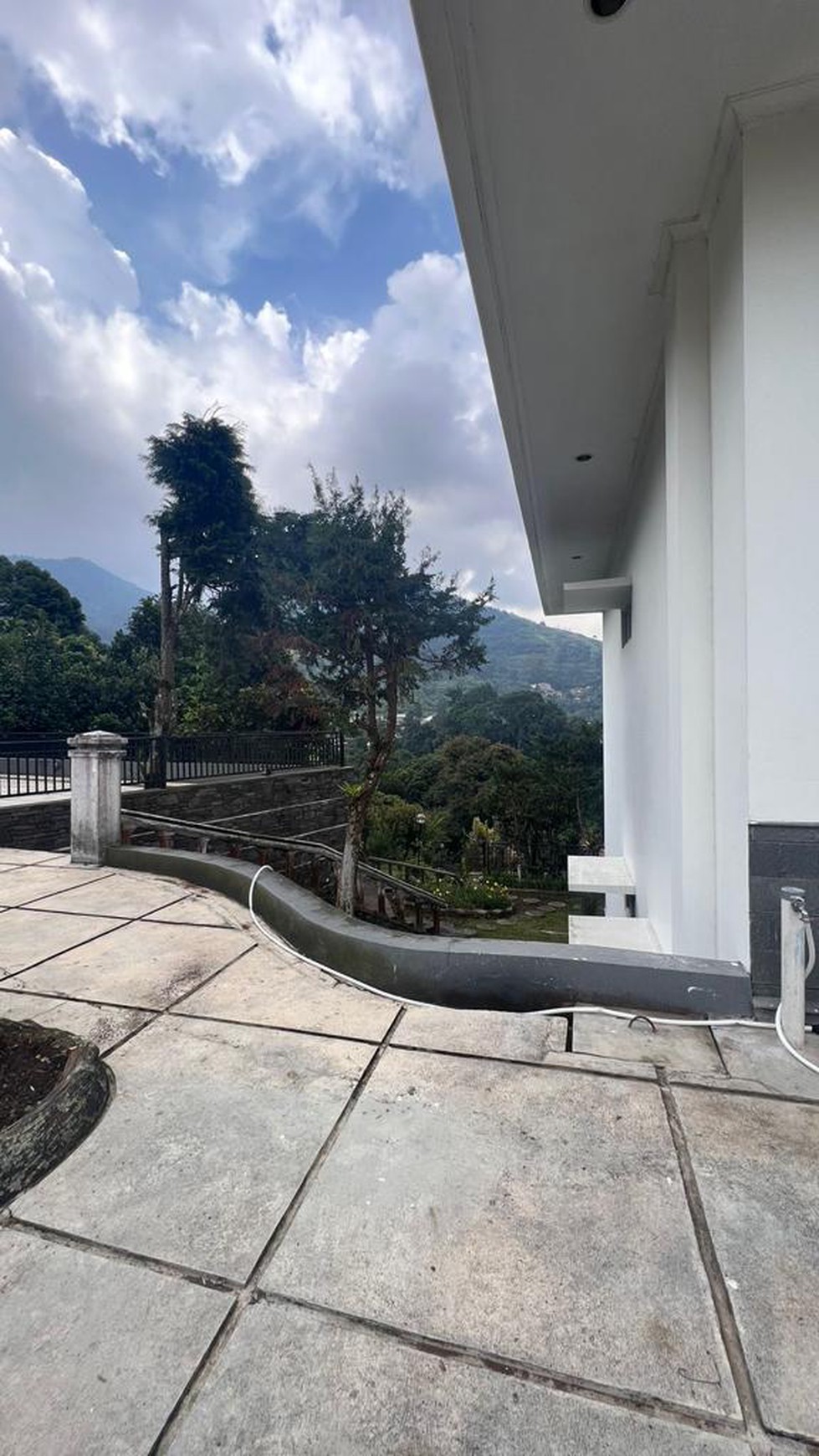 Dijual Villa Daerah Strategis di Jalan Raya Puncak, Gadog, Jawa Barat 