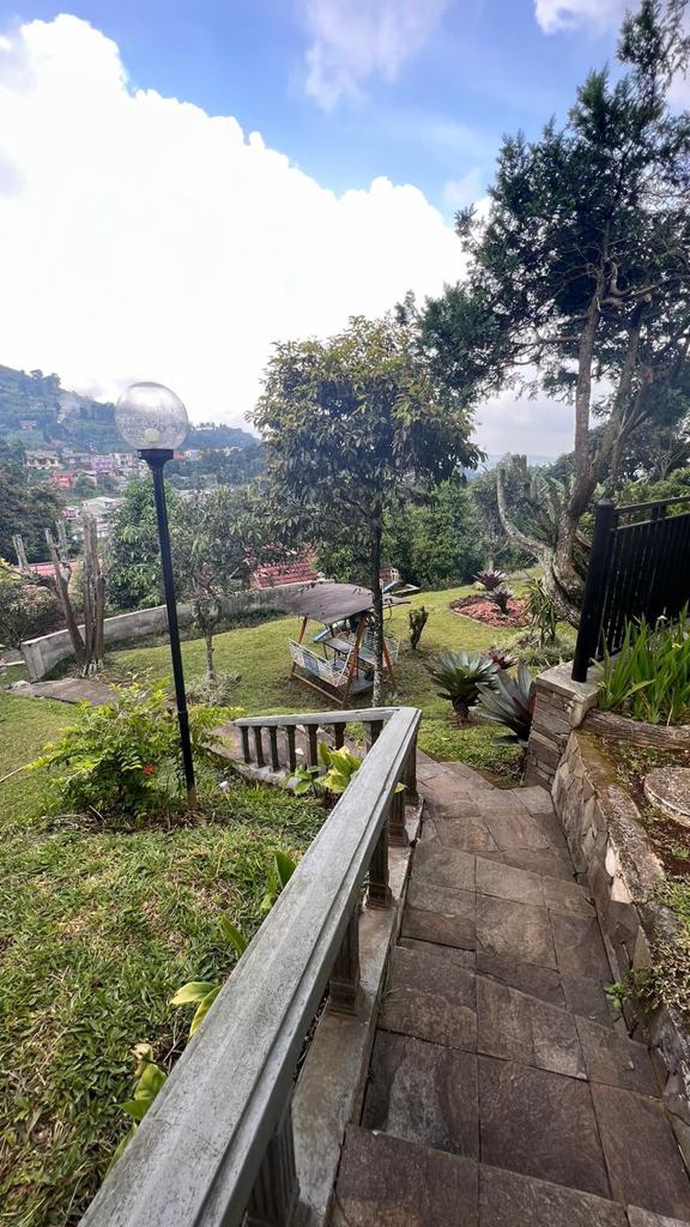 Dijual Villa Daerah Strategis di Jalan Raya Puncak, Gadog, Jawa Barat 