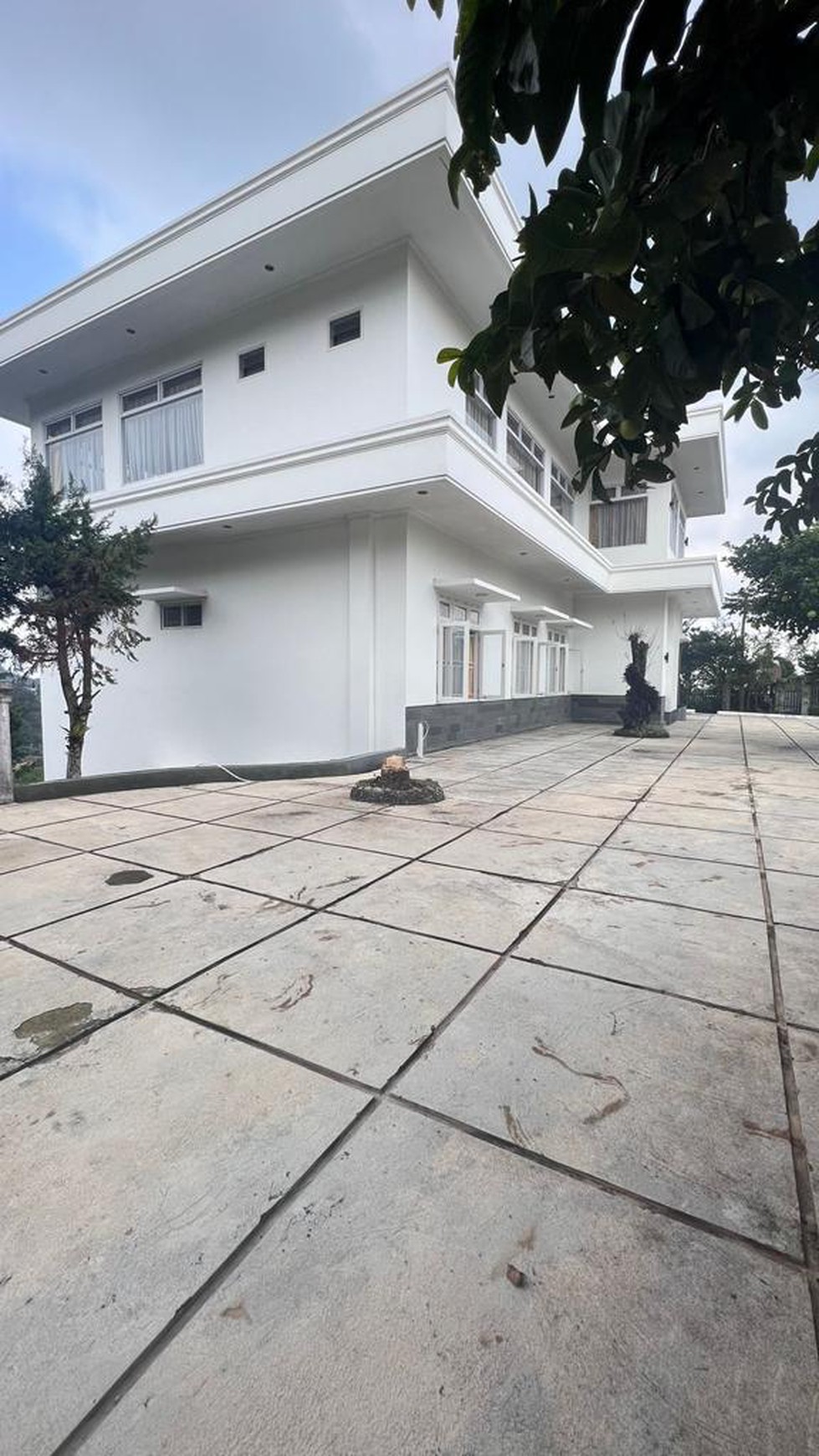 Dijual Villa Daerah Strategis di Jalan Raya Puncak, Gadog, Jawa Barat 