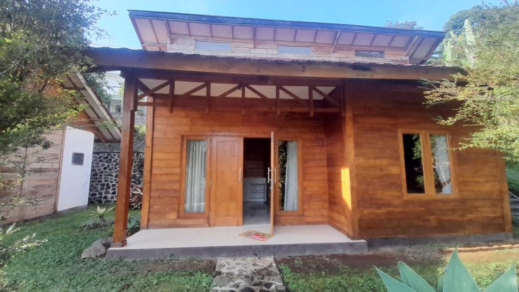 Dijual Villa Daerah Strategis di Jalan Raya Puncak, Gadog, Jawa Barat 