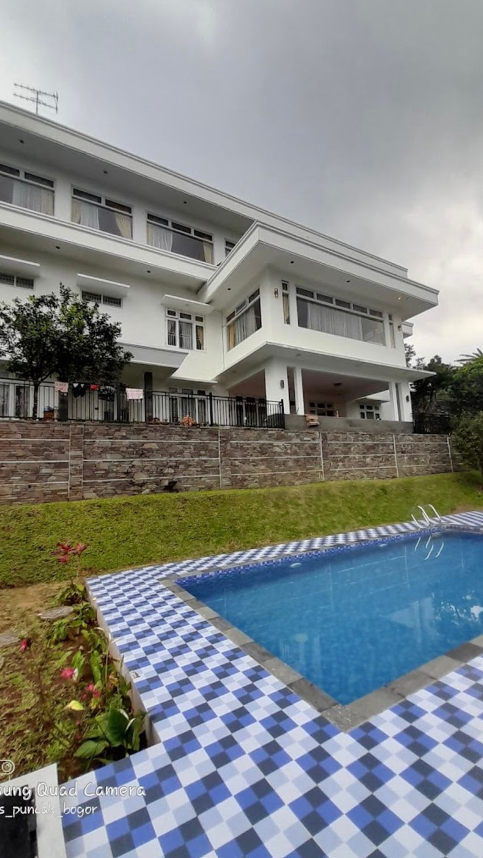 Dijual Villa Daerah Strategis di Jalan Raya Puncak, Gadog, Jawa Barat 