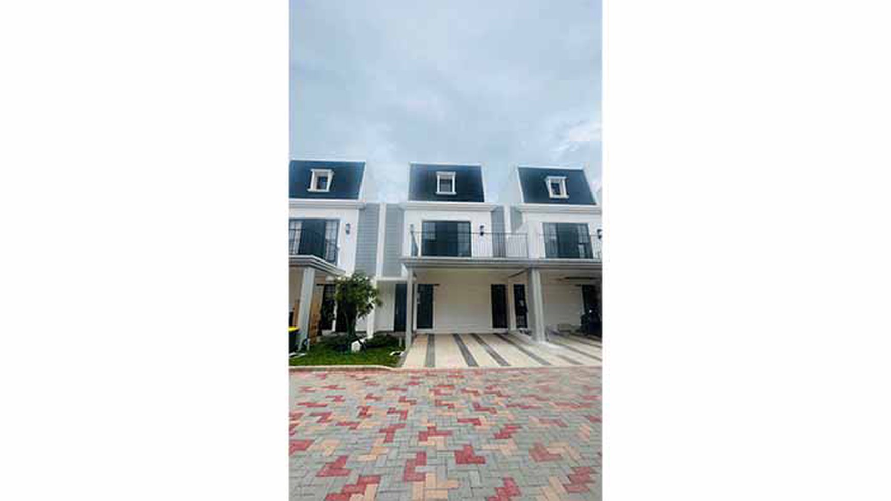 Rumah Maison De Wisteria, Ujung Menteng Cakung